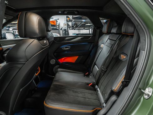 Used 2025 Bentley Bentayga image 28