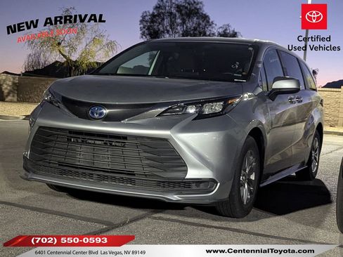 Certified 2025 Toyota Sienna LE image 1
