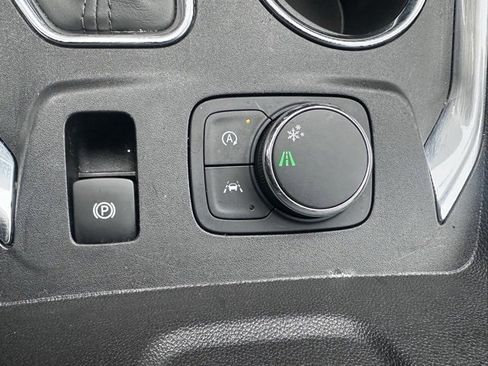 Used 2023 Chevrolet Traverse LT image 25