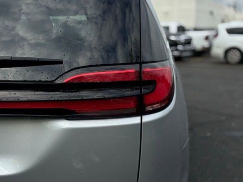 Certified 2024 Chrysler Pacifica Touring-L image 11