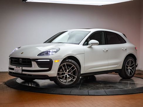 Certified 2025 Porsche Macan image 1