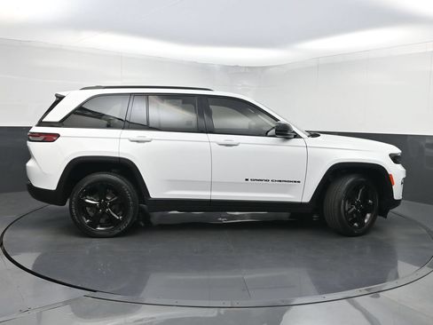 Used 2023 Jeep Grand Cherokee Altitude RWD image 44