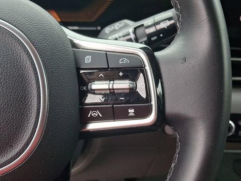 Used 2025 Kia Carnival EX FWD image 23