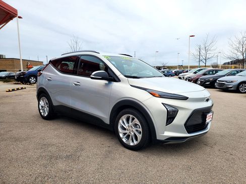 Used 2023 Chevrolet Bolt EUV LT image 3