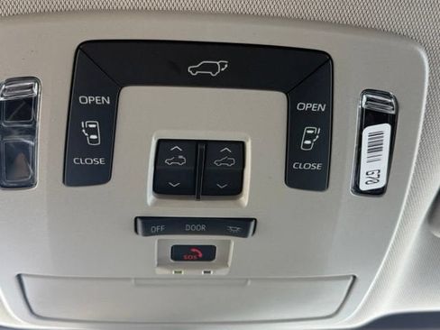 Used 2025 Toyota Sienna XLE FWD image 34