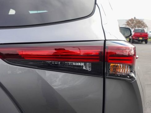 New 2026 Toyota Highlander Platinum image 7