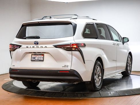 Used 2024 Toyota Sienna XLE w/ XLE Plus Package image 7