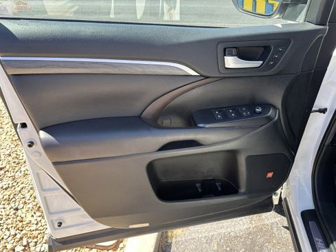 Used 2019 Toyota Highlander Limited w/ Carpet Mat Package (TMS) AWD/4WD image 10