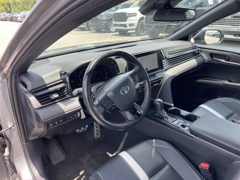 Used 2025 Toyota Camry SE FWD image 11