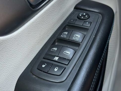 Used 2021 Chrysler Pacifica Touring-L FWD image 23