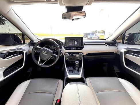 Used 2021 Toyota RAV4 XLE Premium FWD image 11