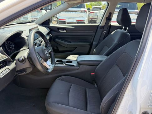 Used 2025 Nissan Altima 2.5 SV FWD image 13