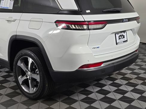 Used 2023 Jeep Grand Cherokee 4WD 4xe image 13