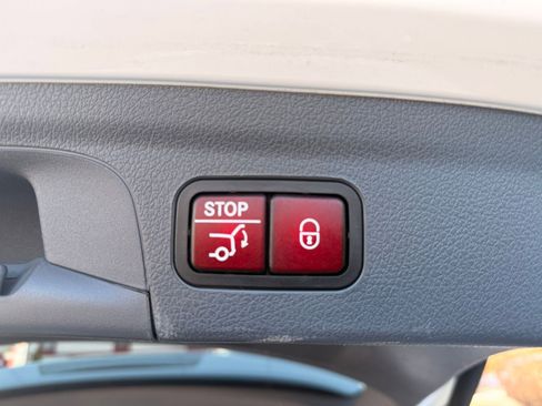 Used 2020 Mercedes-Benz GLE 350 4MATIC w/ Premium Package image 23