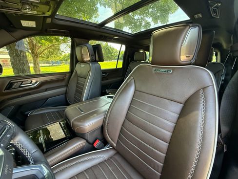 Used 2025 GMC Yukon XL Denali Ultimate w/ LPO, Floor Liner Package AWD/4WD image 10