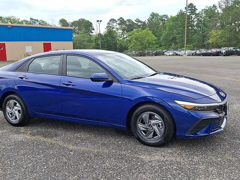 Used 2025 Hyundai Elantra SE FWD image 2