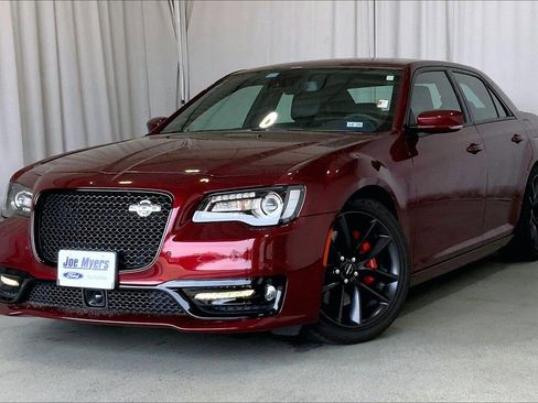 Used 2023 Chrysler 300 C image 2