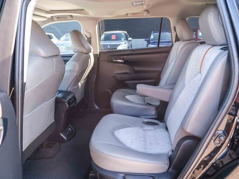 Used 2023 Toyota Highlander Bronze Edition FWD image 18