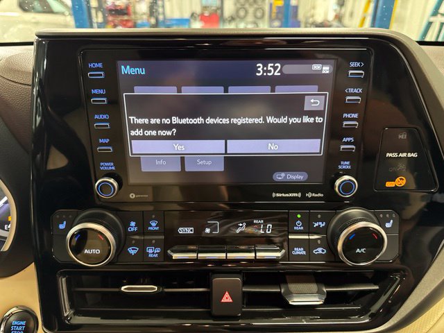 Used 2022 Toyota Highlander XLE AWD/4WD image 25