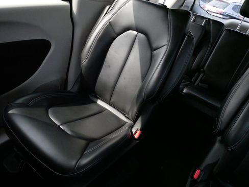 Used 2023 Chrysler Pacifica Touring-L FWD image 12