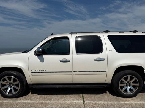 Used 2013 Chevrolet Suburban LTZ RWD image 8