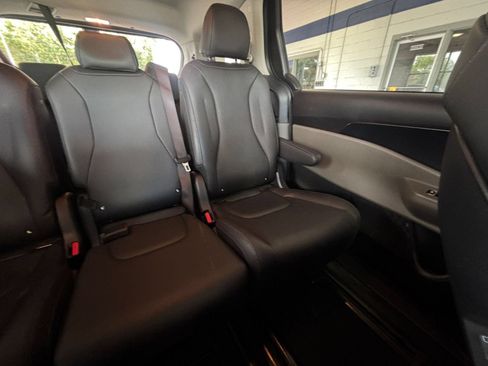Used 2026 Kia Carnival FWD image 39
