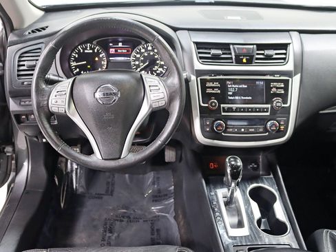 Used 2017 Nissan Altima 2.5 SL w/ Moonroof Package image 14