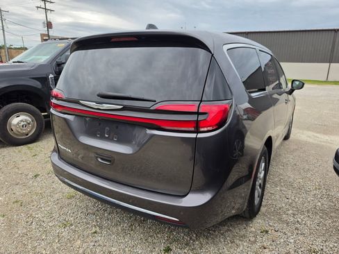 Used 2023 Chrysler Pacifica Touring-L FWD image 2
