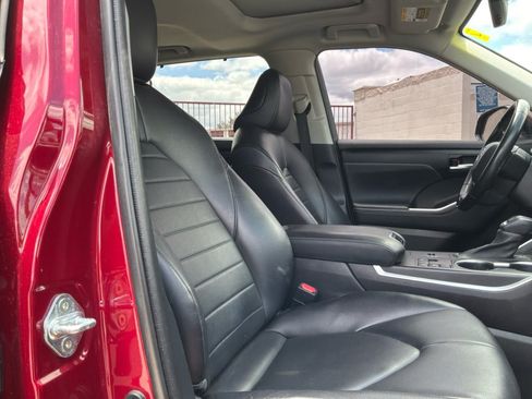 Used 2023 Toyota Highlander XLE FWD image 20