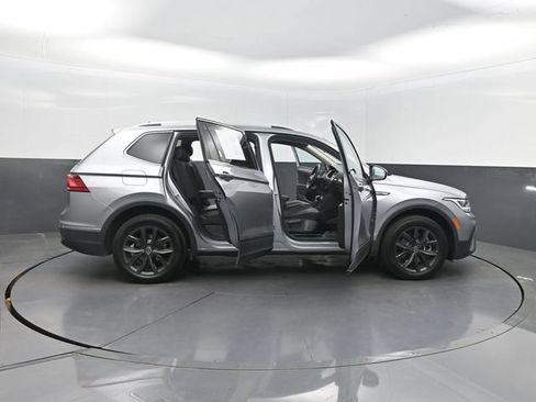 Used 2024 Volkswagen Tiguan SE FWD image 38