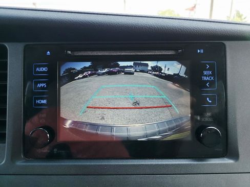 Used 2015 Toyota Sienna XLE FWD image 40