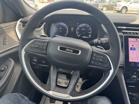 New 2025 Jeep Grand Cherokee Limited w/ Luxury Tech Group II image 17