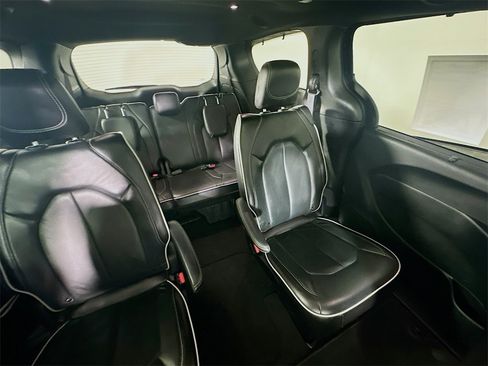 Used 2025 Chrysler Pacifica Limited image 14