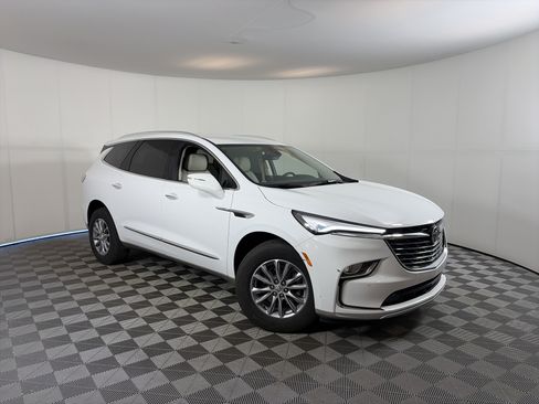 Used 2024 Buick Enclave Essence FWD image 1