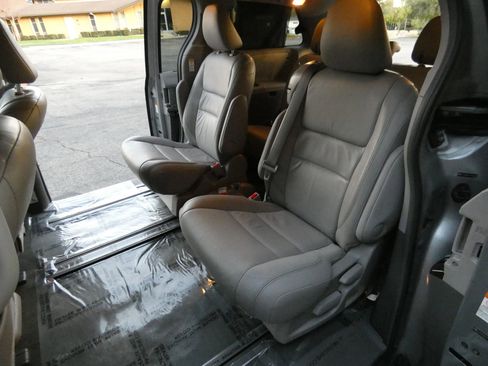 Used 2015 Toyota Sienna XLE image 45