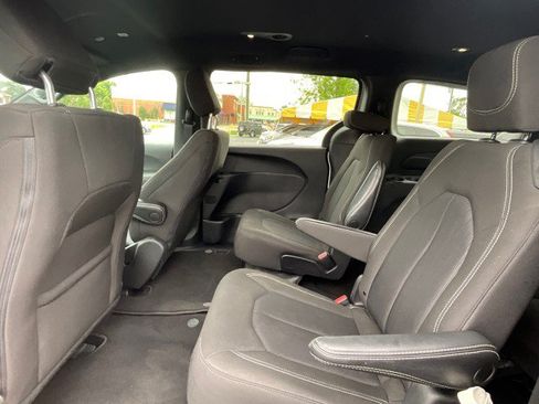 Used 2023 Chrysler Pacifica Touring FWD image 27