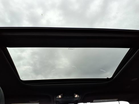 Used 2025 Chrysler Pacifica Limited FWD image 17