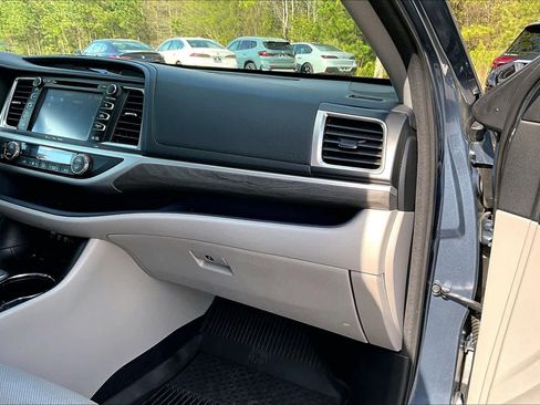 Used 2017 Toyota Highlander Limited image 19