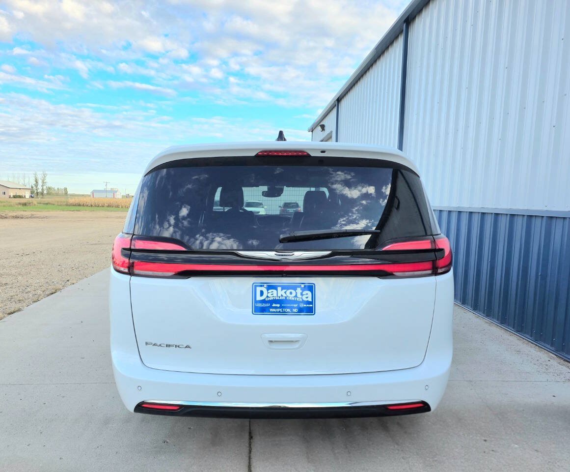 Used 2025 Chrysler Pacifica Select FWD image 4