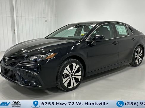 Used 2021 Toyota Camry SE image 1