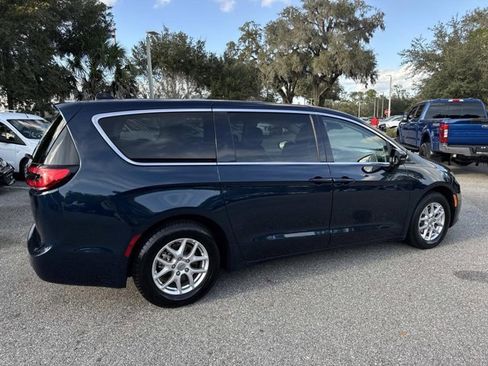 Used 2024 Chrysler Pacifica Touring-L image 2