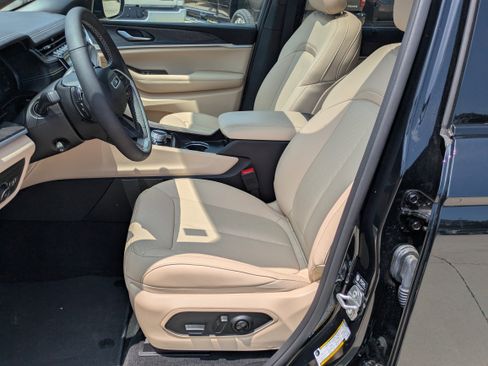 Used 2025 Jeep Grand Cherokee Limited w/ Luxury Tech Group II AWD/4WD image 7