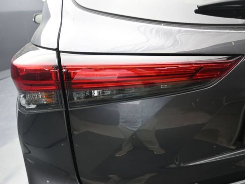 Used 2023 Toyota Highlander XLE AWD/4WD image 12