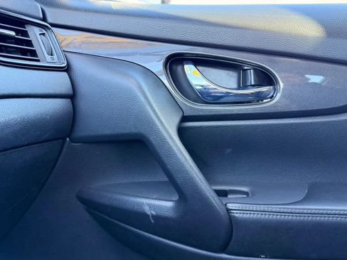 Used 2017 Nissan Rogue S FWD image 25
