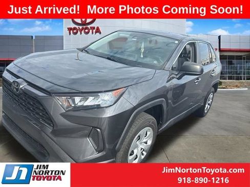 Used 2022 Toyota RAV4 LE FWD image 4
