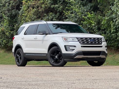 Used 2017 Ford Explorer XLT w/ Equipment Group 202A AWD/4WD image 2