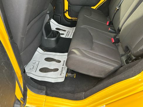 Used 2015 Jeep Wrangler Unlimited Sahara image 9