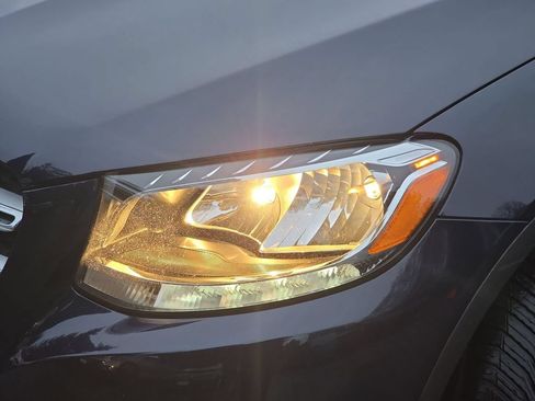 Used 2018 Mercedes-Benz GLC 300 4MATIC image 40