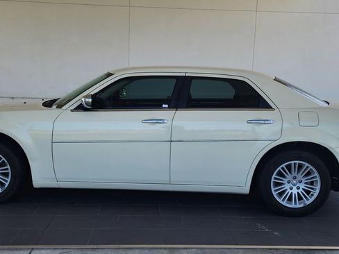 Used 2010 Chrysler 300 Touring image 9