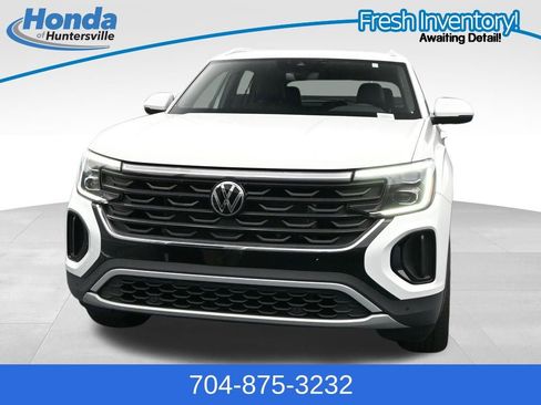 Used 2025 Volkswagen Atlas Cross Sport SE FWD image 3